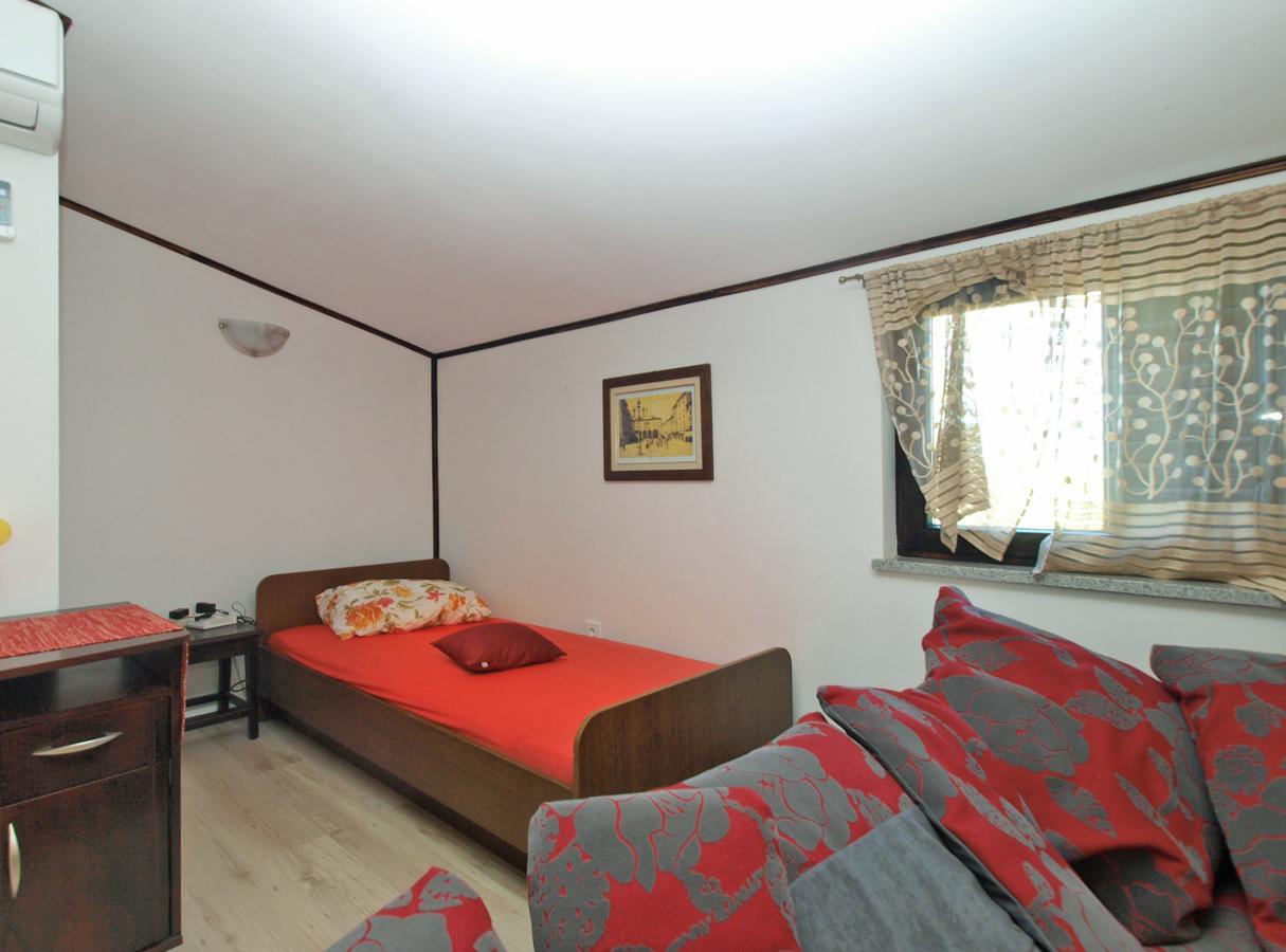 Suzana 1608 Pula
